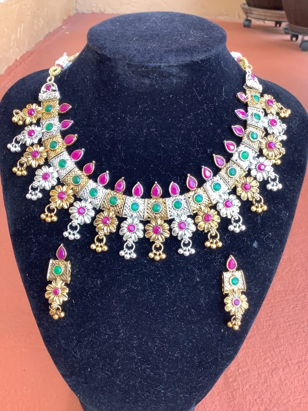 Alternating Mutlicolor necklace set